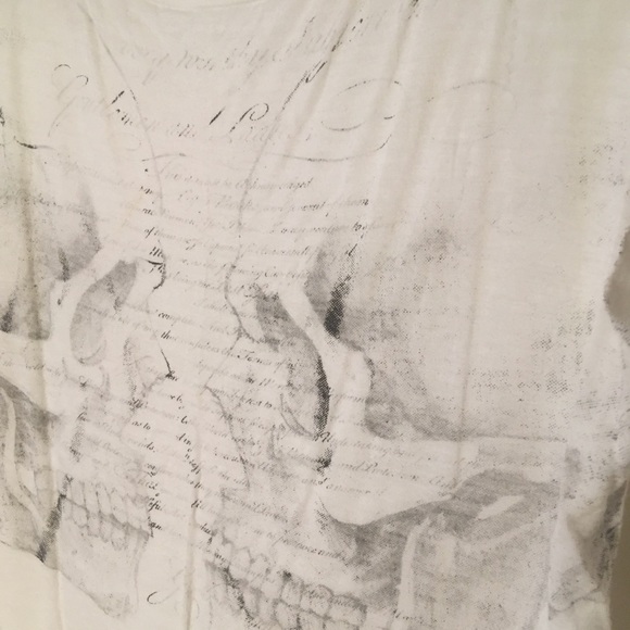 White Curt-off Tee with design - Picture 3 of 4